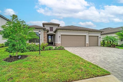 House in LORRAINE LAKES in Bradenton, Florida 4 bedrooms, 208.01 sq.m. № 2408132 - photo 8
