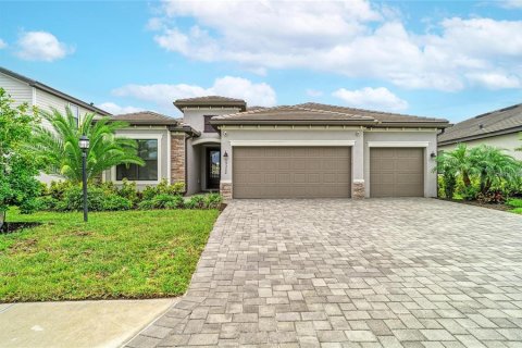 House in LORRAINE LAKES in Bradenton, Florida 4 bedrooms, 208.01 sq.m. № 2408132 - photo 7