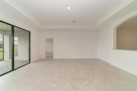House in LORRAINE LAKES in Bradenton, Florida 4 bedrooms, 208.01 sq.m. № 2408132 - photo 18