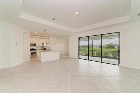 House in LORRAINE LAKES in Bradenton, Florida 4 bedrooms, 208.01 sq.m. № 2408132 - photo 21