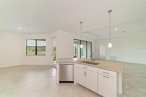 House in LORRAINE LAKES in Bradenton, Florida 4 bedrooms, 208.01 sq.m. № 2408132 - photo 27