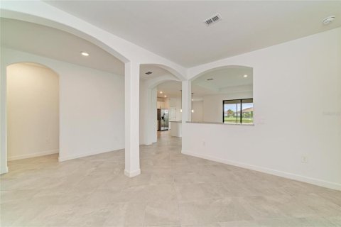 House in LORRAINE LAKES in Bradenton, Florida 4 bedrooms, 208.01 sq.m. № 2408132 - photo 15