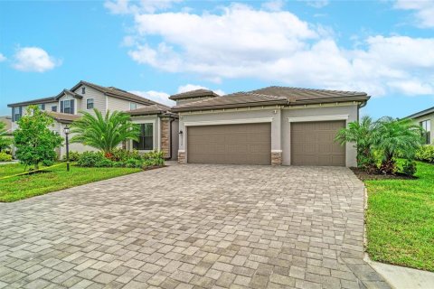House in LORRAINE LAKES in Bradenton, Florida 4 bedrooms, 208.01 sq.m. № 2408132 - photo 9