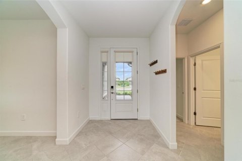 House in LORRAINE LAKES in Bradenton, Florida 4 bedrooms, 208.01 sq.m. № 2408132 - photo 11