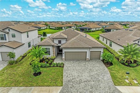 House in LORRAINE LAKES in Bradenton, Florida 4 bedrooms, 208.01 sq.m. № 2408132