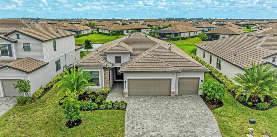 House in LORRAINE LAKES in Bradenton, Florida 4 bedrooms, 208.01 sq.m. № 2408132