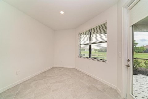 House in LORRAINE LAKES in Bradenton, Florida 4 bedrooms, 208.01 sq.m. № 2408132 - photo 29