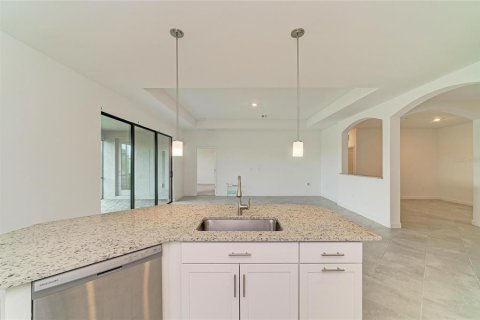 House in LORRAINE LAKES in Bradenton, Florida 4 bedrooms, 208.01 sq.m. № 2408132 - photo 28