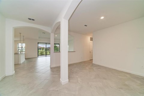 House in LORRAINE LAKES in Bradenton, Florida 4 bedrooms, 208.01 sq.m. № 2408132 - photo 12