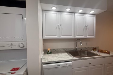 Condo in Deerfield Beach, Florida, 2 bedrooms  № 2082135 - photo 7