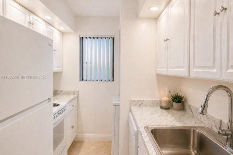 Condo in Deerfield Beach, Florida, 2 bedrooms  № 2082135 - photo 4