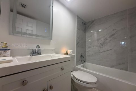 Condo in Deerfield Beach, Florida, 2 bedrooms  № 2082135 - photo 15