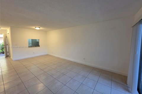 Condo in Lauderhill, Florida, 1 bedroom  № 1973391 - photo 4