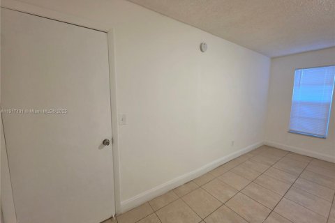 Condo in Lauderhill, Florida, 1 bedroom  № 1973391 - photo 10