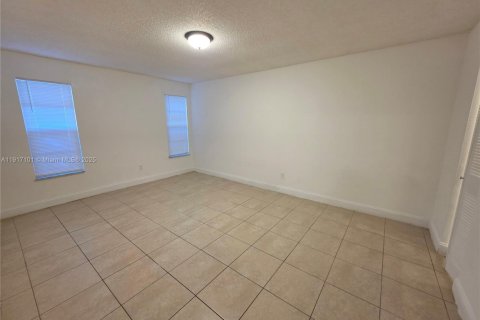 Condo in Lauderhill, Florida, 1 bedroom  № 1973391 - photo 7