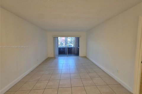 Condo in Lauderhill, Florida, 1 bedroom  № 1973391 - photo 3
