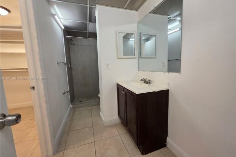 Condo in Lauderhill, Florida, 1 bedroom  № 1973391 - photo 11
