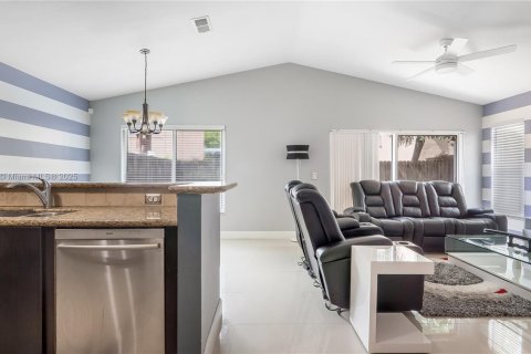 House in Margate, Florida 2 bedrooms, 88.07 sq.m. № 1880320 - photo 11