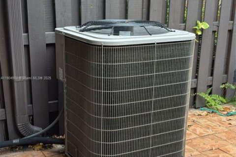 Adosado en alquiler en Miami, Florida, 2 dormitorios, 146.79 m2 № 2012102 - foto 17