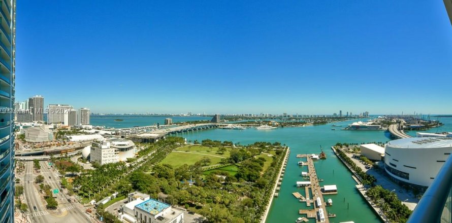 Condominio en Miami, Florida, 1 dormitorio  № 2077080
