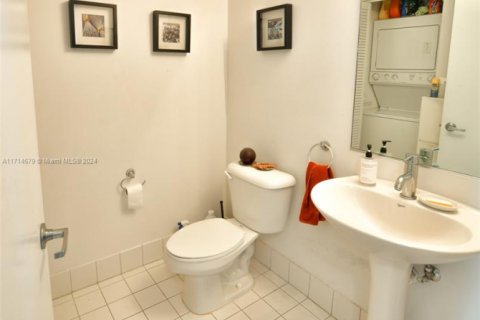 Condominio en venta en Miami, Florida, 1 dormitorio, 78.5 m2 № 2077080 - foto 11