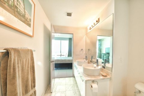 Condominio en venta en Miami, Florida, 1 dormitorio, 78.5 m2 № 2077080 - foto 9