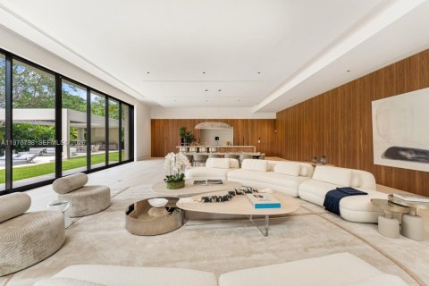 Casa en venta en Miami, Florida, 6 dormitorios, 1128.95 m2 № 2173652 - foto 2