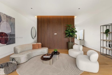 Casa en venta en Miami, Florida, 6 dormitorios, 1128.95 m2 № 2173652 - foto 17