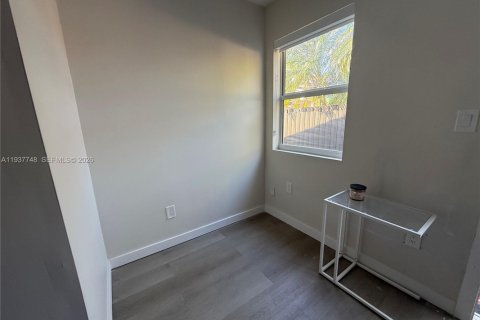 Immobilier commercial à louer à Miami, Floride: 28.8 m2 № 1995672 - photo 4