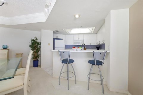 Condo in Daytona Beach Shores, Florida, 2 bedrooms  № 2379192 - photo 16