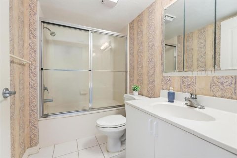 Condo in Daytona Beach Shores, Florida, 2 bedrooms  № 2379192 - photo 19