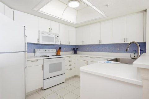 Condo in Daytona Beach Shores, Florida, 2 bedrooms  № 2379192 - photo 14