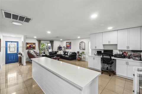 House in Coral Springs, Florida 3 bedrooms, 205.59 sq.m. № 1999450 - photo 11