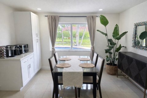 House in Coral Springs, Florida 3 bedrooms, 205.59 sq.m. № 1999450 - photo 13