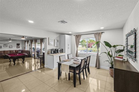 House in Coral Springs, Florida 3 bedrooms, 205.59 sq.m. № 1999450 - photo 15