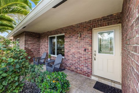 House in Coral Springs, Florida 3 bedrooms, 205.59 sq.m. № 1999450 - photo 5