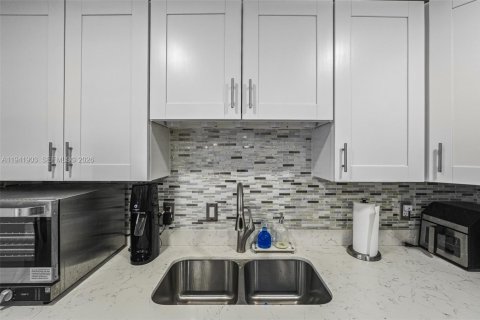 House in Coral Springs, Florida 3 bedrooms, 205.59 sq.m. № 1999450 - photo 10