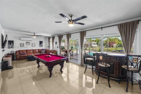 House in Coral Springs, Florida 3 bedrooms, 205.59 sq.m. № 1999450 - photo 16