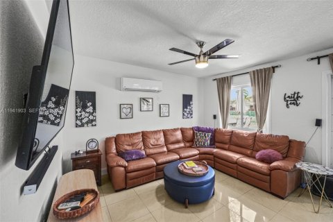 House in Coral Springs, Florida 3 bedrooms, 205.59 sq.m. № 1999450 - photo 19