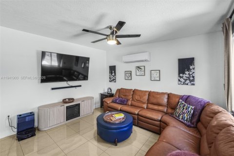 House in Coral Springs, Florida 3 bedrooms, 205.59 sq.m. № 1999450 - photo 18