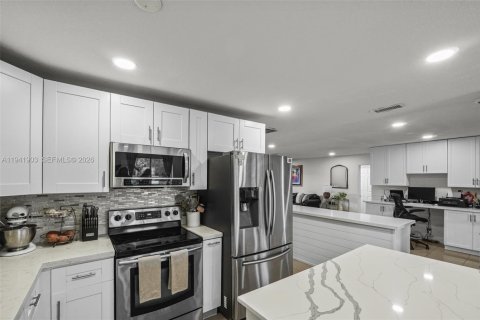 House in Coral Springs, Florida 3 bedrooms, 205.59 sq.m. № 1999450 - photo 9