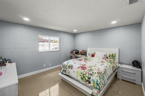 House in Coral Springs, Florida 3 bedrooms, 205.59 sq.m. № 1999450 - photo 26