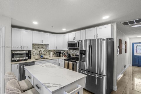 House in Coral Springs, Florida 3 bedrooms, 205.59 sq.m. № 1999450 - photo 8