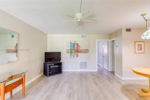 Condo in Deerfield Beach, Florida, 1 bedroom  № 2244212 - photo 21