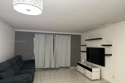 Condominio en venta en Hialeah, Florida, 2 dormitorios, 96.43 m2 № 1936388 - foto 3