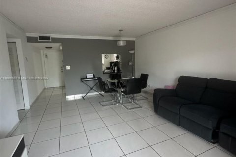 Condominio en venta en Hialeah, Florida, 2 dormitorios, 96.43 m2 № 1936388 - foto 4