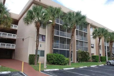 Condominio en venta en Hialeah, Florida, 2 dormitorios, 96.43 m2 № 1936388 - foto 1