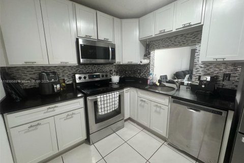 Condominio en venta en Hialeah, Florida, 2 dormitorios, 96.43 m2 № 1936388 - foto 7