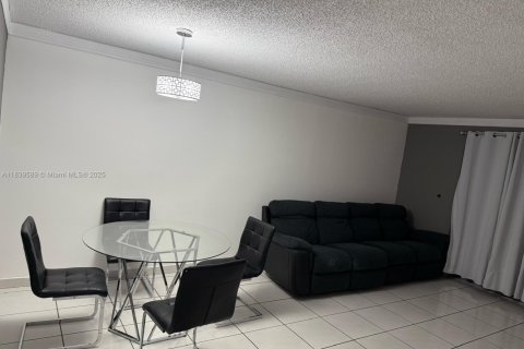 Condominio en venta en Hialeah, Florida, 2 dormitorios, 96.43 m2 № 1936388 - foto 2