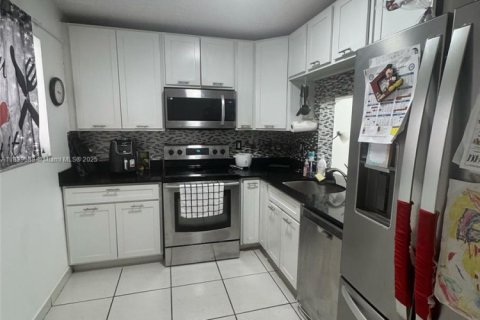 Condominio en venta en Hialeah, Florida, 2 dormitorios, 96.43 m2 № 1936388 - foto 6